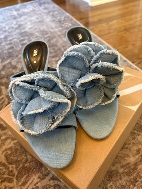 ZARA Light Denim Flower Slide sandals 36/6